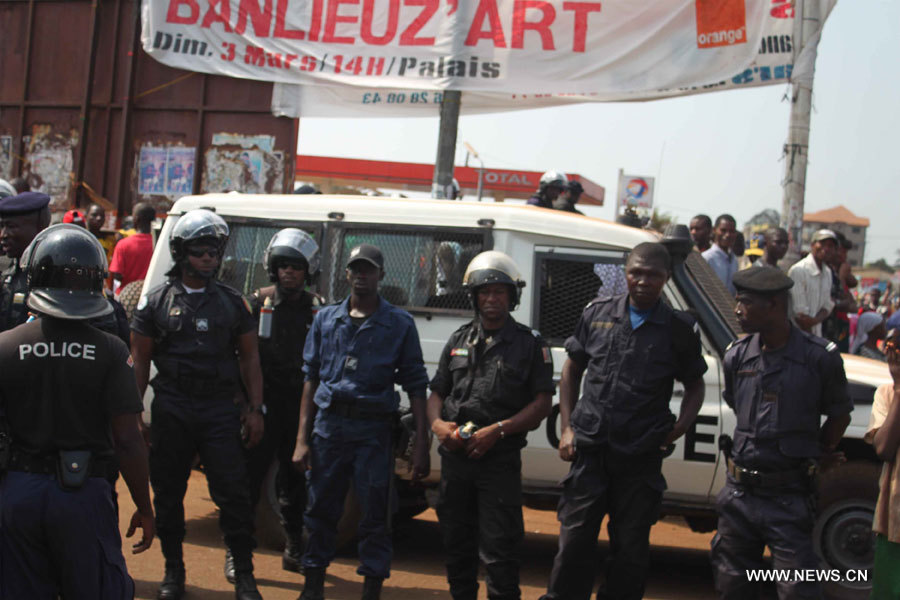 La police bloque une rue au début d'une manifestation organisée par l'opposition, à Conakry, capitale de la Guinée, le 28 février 2013. Des forces de sécurité étaient déployées au siège du parti du président guinéen Alpha Condé, afin de le protéger contre les manifestants demandant la tenue d'élections législatives libres en mai 2013.