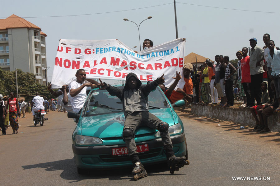 Manifestation antigouvernementale, à Conakry, capitale de la Guinée, le 28 février 2013. Des forces de sécurité étaient déployées au siège du parti du président guinéen Alpha Condé, afin de le protéger contre les manifestants demandant la tenue d'élections législatives libres en mai 2013.