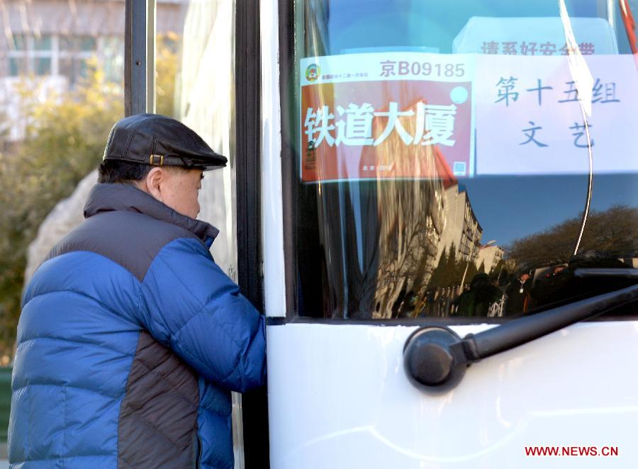Mo Yan, le lauréat du prix Nobel de littérature 2012 et membre du 12e Comité national de la Conférence consultative politique du peuple chinois (CCPPC), arrive dans un hôtel reservé aux membres de la CCPPC à Beijing, le 1er mars 2013. La première session du 12e Comité national de la CCPPC s'ouvrira le 3 mars.