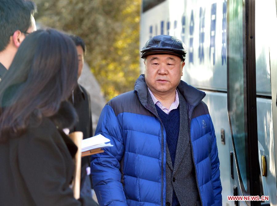 Mo Yan, le lauréat du prix Nobel de littérature 2012 et membre du 12e Comité national de la Conférence consultative politique du peuple chinois (CCPPC), arrive dans un hôtel reservé aux membres de la CCPPC à Beijing, le 1er mars 2013. La première session du 12e Comité national de la CCPPC s'ouvrira le 3 mars.