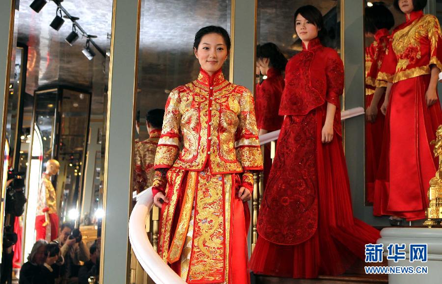 Des mannequins présentent les créations de la styliste Guo Pei à la boutique amiral de « Chinese Bride» n ° 22 Waitan, à Shanghai, dans l'Est de la Chine, le 2 mars 2013. [Photo / Xinhua]