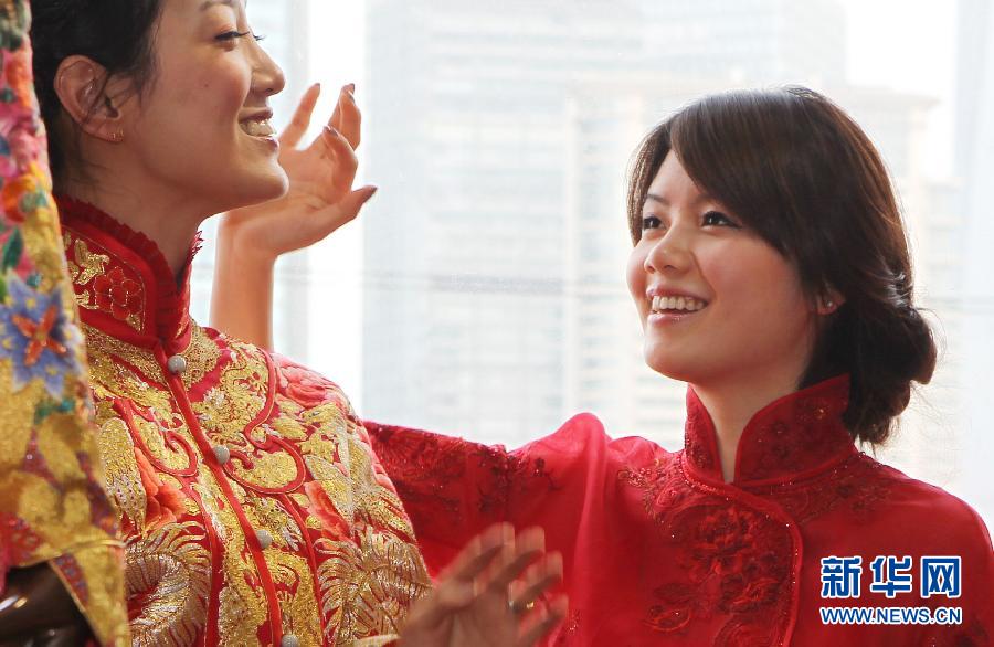 Des mannequins présentent les créations de la styliste Guo Pei à la boutique amiral de « Chinese Bride» n ° 22 Waitan, à Shanghai, dans l'Est de la Chine, le 2 mars 2013. [Photo / Xinhua]