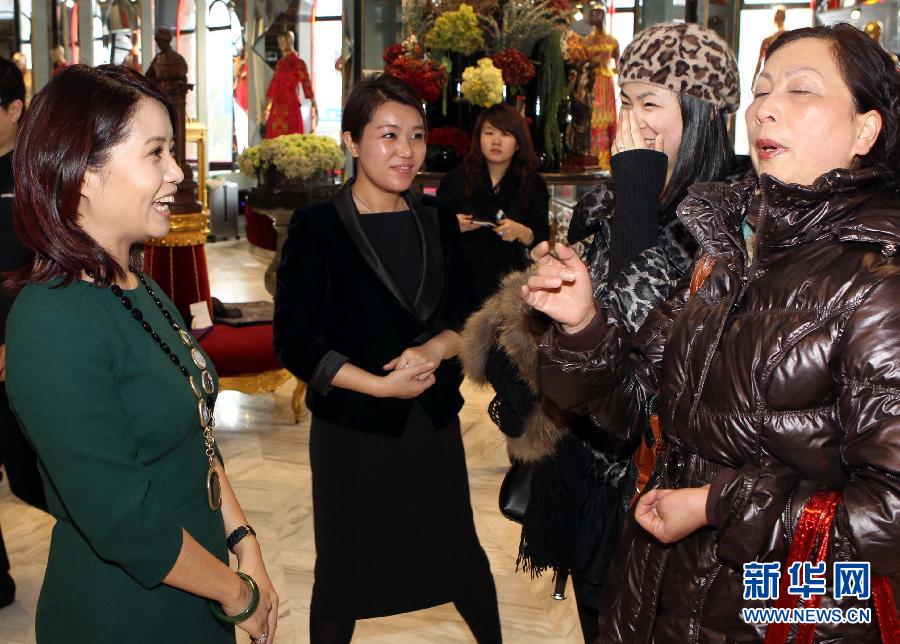 Des mannequins habillées de créations de la styliste Guo Pei discutent entre elles dans le magasin amiral « Chinese Bride »(« jeune mariée chinoise ») au n ° 22 Waitan à Shanghai, dans l'Est de la Chine. [Photo / Xinhua]