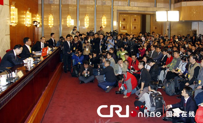 Les journalistes couvrent la 1re session du XIIe comité national de la CCPPC (2)