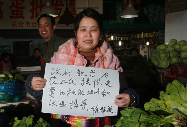 «J'espère que le gouvernement pourra offrir des formations gratuites et une orientation professionnelle pour la prochaine génération d'agriculteurs»,a inscrit Xu Bangmei, un vendeur de légumes sur un morceau de papier à Shanghai, le 28 février 2013. Xu a deux fils, tous deux diplômés d'une formation professionnelle pour travailler dans des restaurants. [Photo/Xinhua]