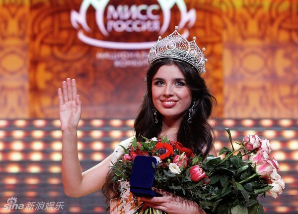 Elmira Abdrazakova couronnée Miss Russie 2013