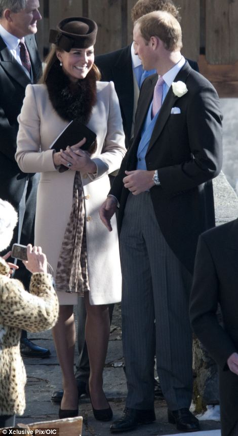Kate Middleton enceinte assiste à un mariage (4)