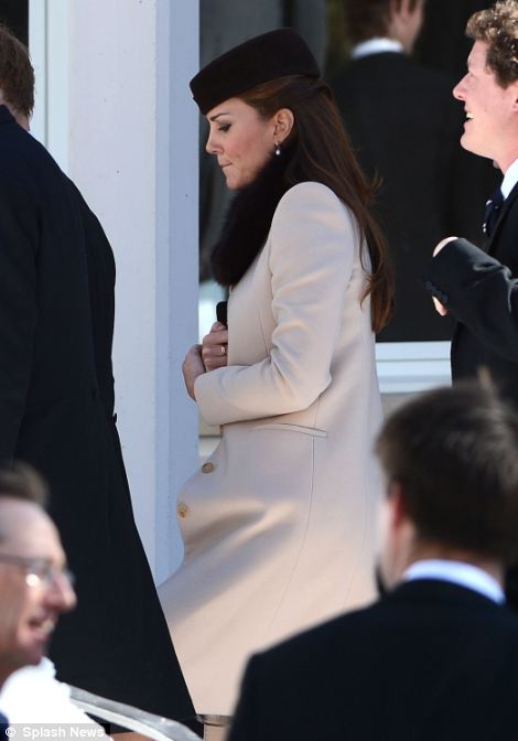 Kate Middleton enceinte assiste à un mariage (3)