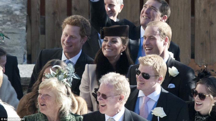 Kate Middleton enceinte assiste à un mariage (2)