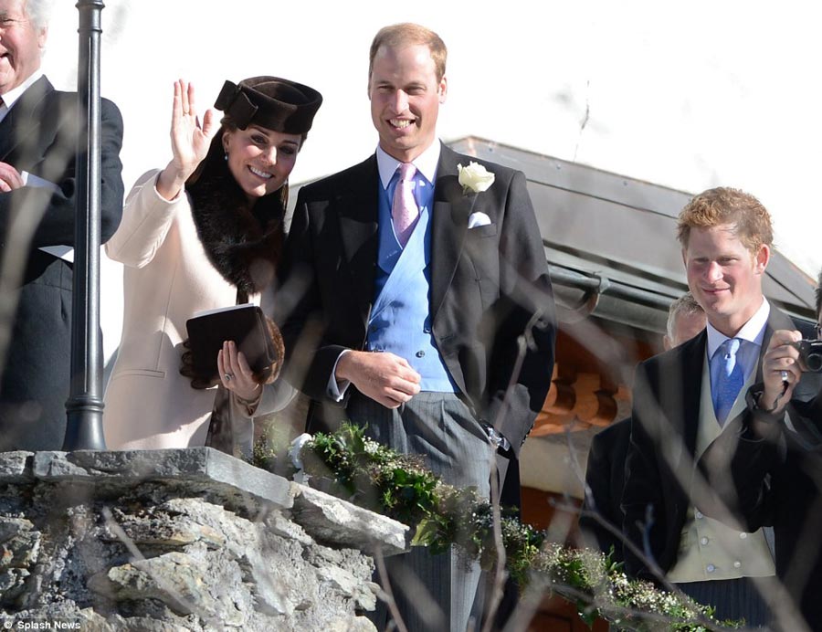 Kate Middleton enceinte assiste à un mariage