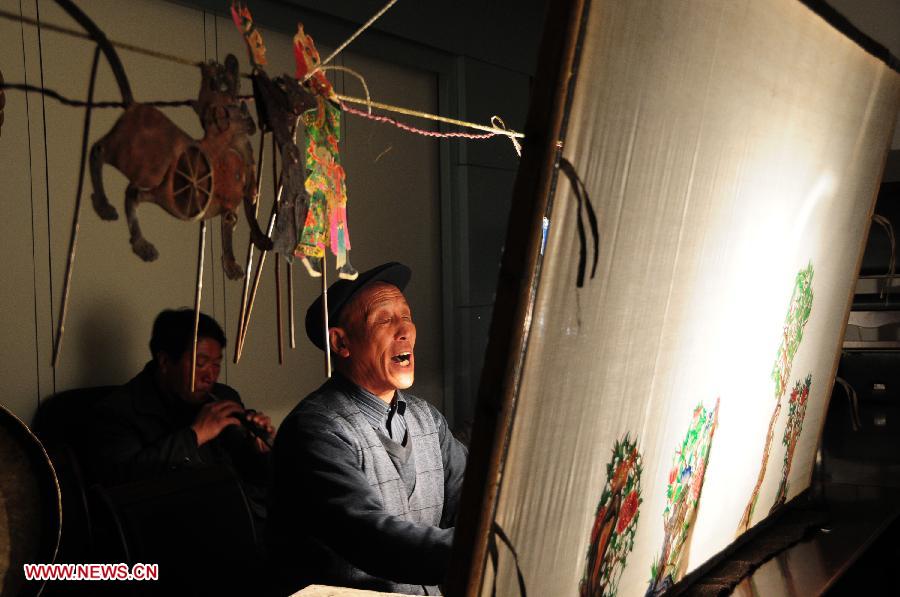 Le 4 mars 2013, un artiste populaire présente, une pièce de théâtre d'ombres Daoqing dans le district de Xuanxian de la province chinoise du Gansu. (Xinhua/Fan Peishen)