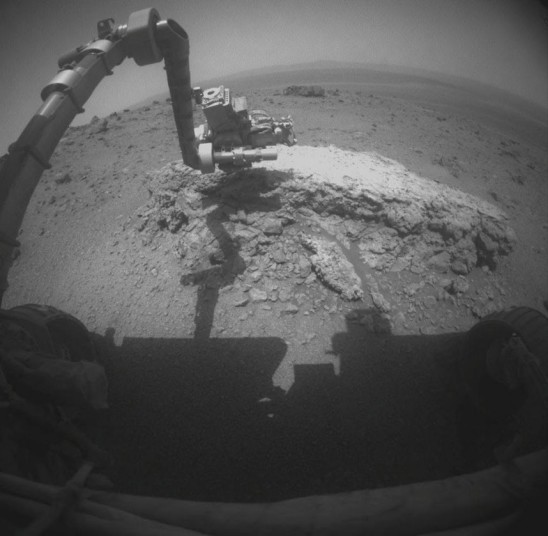 Opportunity collecte des échantillons de roches martiennes à l'aide de son bras mécanique.