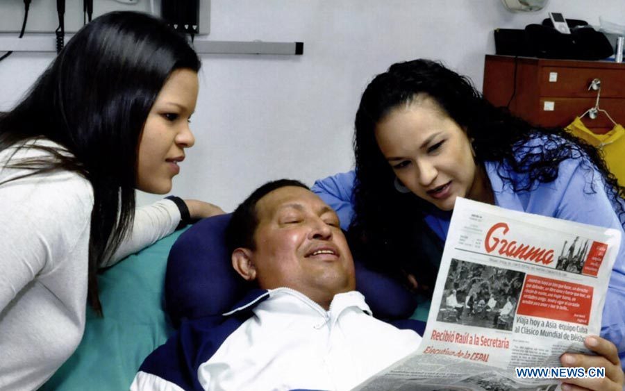 Photo d'archive du président vénézuélien Hugo Chavez en compagnie de ses deux filles. Le président vénézuélien Hugo Chavez est décédé le 5 mars 2013 à 16h25 (heure locale), selon un message du vice-président vénézuélien Nicolas Maduro diffusé à l'échelle nationale.  (Photo : présidence du Venezuela)