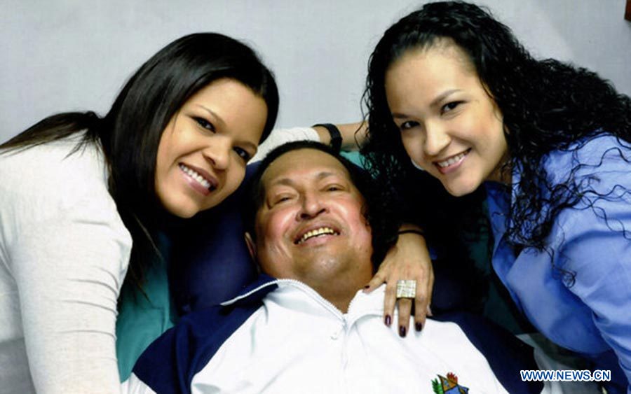 Photo d'archive du président vénézuélien Hugo Chavez en compagnie de ses deux filles. Le président vénézuélien Hugo Chavez est décédé le 5 mars 2013 à 16h25 (heure locale), selon un message du vice-président vénézuélien Nicolas Maduro diffusé à l'échelle nationale.  (Photo : présidence du Venezuela)