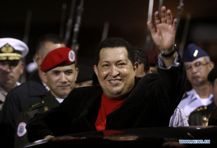 Photo prise le 16 mars 2012 montrant le président Hugo Chavez à son arrivée à l'Aéroport international Simon Bolivar de Maiquetia, à Caracas, capitale du Venezuela. Le président vénézuélien Hugo Chavez est décédé le 5 mars 2013 à 16h25 (heure locale), selon un message du vice-président vénézuélien Nicolas Maduro diffusé à l'échelle nationale. (Photo : Xinhua)