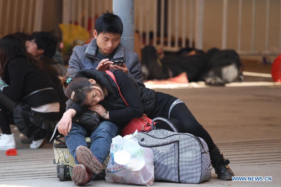 Un couple patiente à la gare de Guiyang, capitale de la province du Guizhou, le 6 mars 2013.