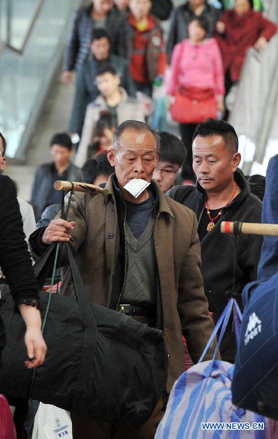 Des passagers s'apprêtent à monter dans un train, à la gare de Yinchuan, capitale de la région autonome Hui du Ningxia (nord-ouest), le 6 mars 2013. 