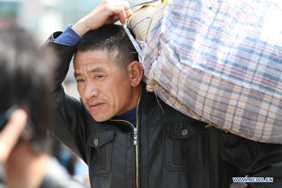 Un passager s'apprête à monter dans un train, à la gare de Guiyang, le 6 mars 2013. 
