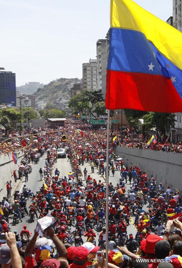 Le 6 mars 2013 à Caracas, capitale vénézuélienne, des membres de la Garde nationale vénézuélienne forment une barrière de sécurité pour contenir la foule des deux côtés du cortège funéraire de leur défunt président Hugo Chvez. (Xinhua/Juan Carlos Hernandez)