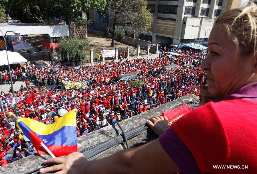 Le 6 mars 2013 à Caracas, une femme observe le cortège du défunt président Hugo Chavez de son pays. (Xinhua/Juan Carlos Hernandez)