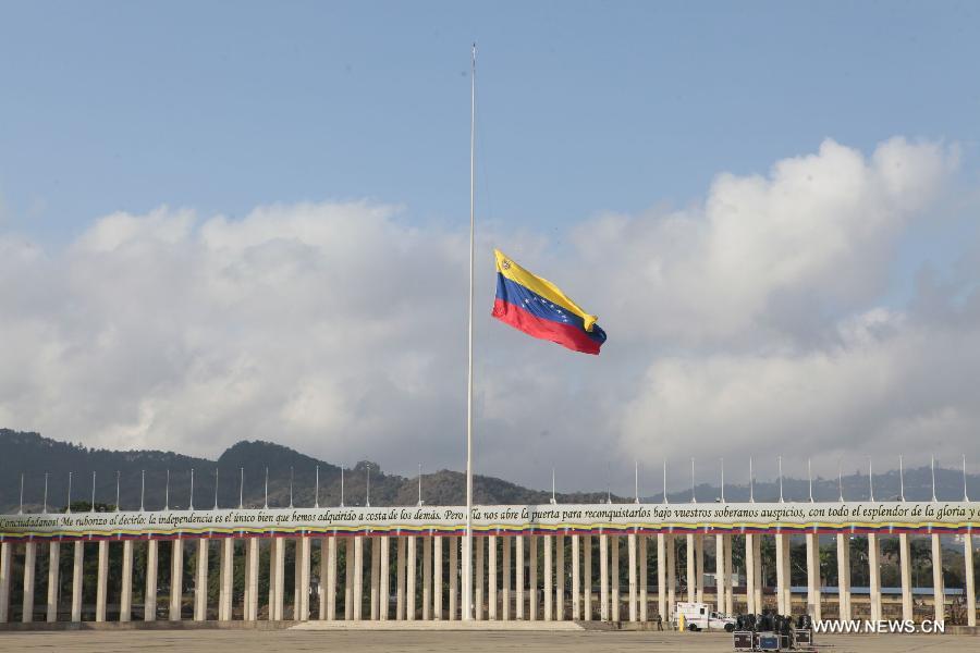 Le 6 mars 2013 à Caracas au Venezuela, un drapeau national vénézuélien mis en berne pour rendre hommage au président défunt du pays. (Xinhua/AVN)