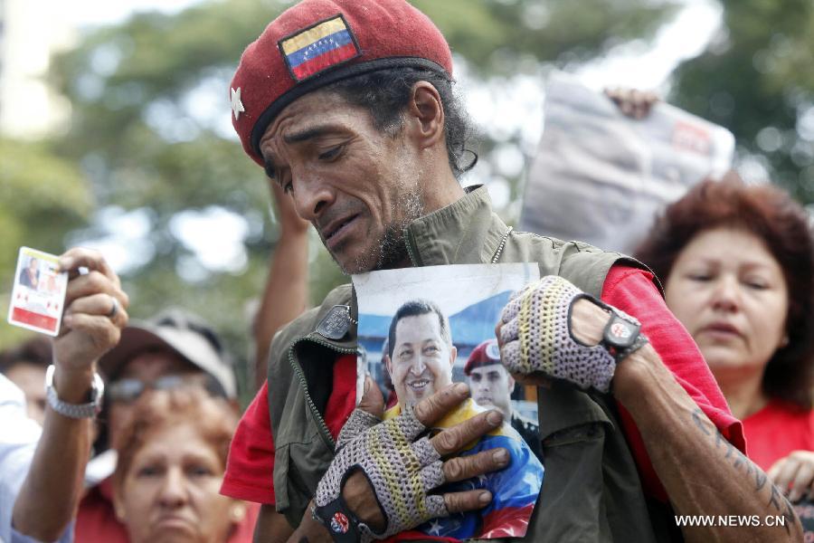 Un homme triste participe au cortège funèbre de “son” défunt président Hugo Chavez, le 6 mars 2013 à Caracas. (Xinhua/AVN)