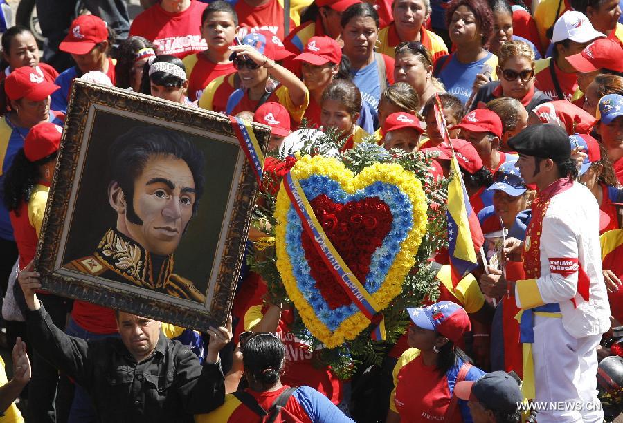 Des Vénézuéliens rendent hommage à leur défunt président Hugo Chavez, le 6 mars 2013 sur la place Bolivar à Caracas, capitale vénézuélienne. (Xinhua/AVN)