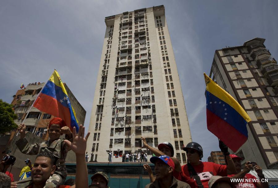 Le 6 mars 2013 dans les rues de Caracas, capitale vénézuélienne, des habitants accompagnent le cortège funéraire de leur défunt président Hugo Chavez. (Xinhua/AVN)