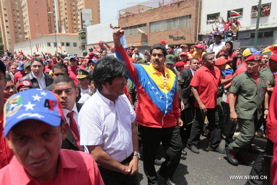 Le 6 mars 2013 à Caracas, le vice-président vénézuélien Nicolas Maduro (au centre) et le président bolivien Evo Moales (2e à gauche) dirige le cortège funéraire du président vénézuélien défunt Hugo Chavez. (Xinhua/AVN)