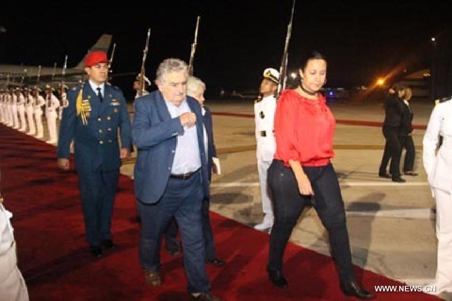 Image fournie par le ministre vénézuélien des Affaires étrangères, sur laquelle on voit le président de l'Uruguay José Mujica (au milieu) arriver à Caracas, le 6 mars 2013. (Xinhua / Ministère des Affaires étrangères du Venezuela)