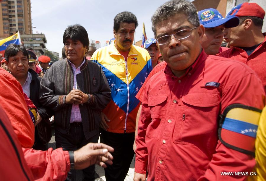 Le 6 mars 2013 dans la rue de la capitale vénézuélienne, le vice-président vénézuélien Nicolas Maduro (au milieu), le président bolivien Evo Morales (2e à gauche) et le ministre vénézuélien des Affaires étrangères Elias Jaua (à droite) participent au cortège funèbre du défunt président vénézuélien Hugo Chavez. (Xinhua/David de la Paz)