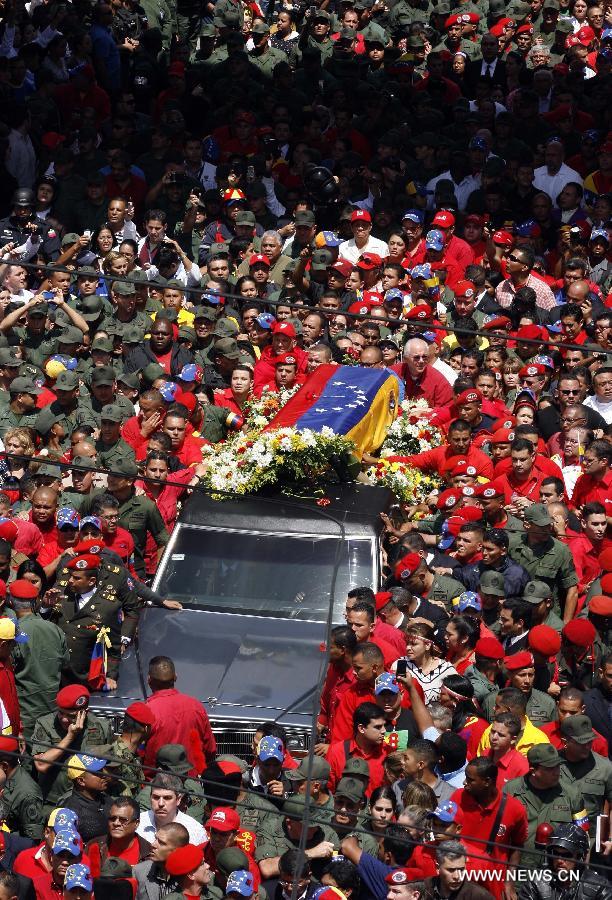 Le 6 mars 2013 dans les rues de Caracas, capitale vénézuélienne, des habitants accompagnent le cortège funéraire de leur défunt président Hugo Chavez. (Xinhua/AVN)