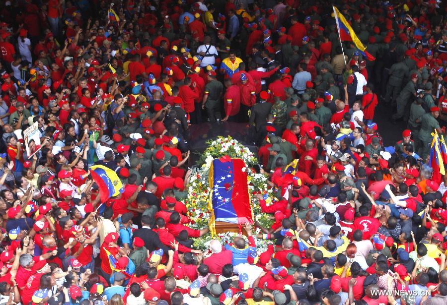 Le 6 mars 2013 dans les rues de Caracas, capitale vénézuélienne, des habitants accompagnent le cortège funéraire de leur défunt président Hugo Chavez. (Xinhua/AVN)