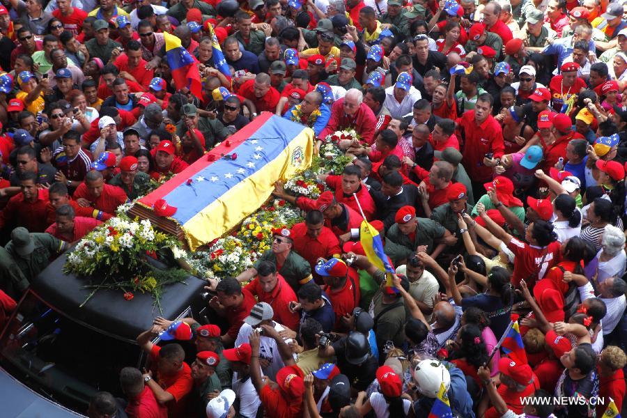 Des habitants accompagnent le cortège funéraire de leur défunt président Hugo Chavez. 