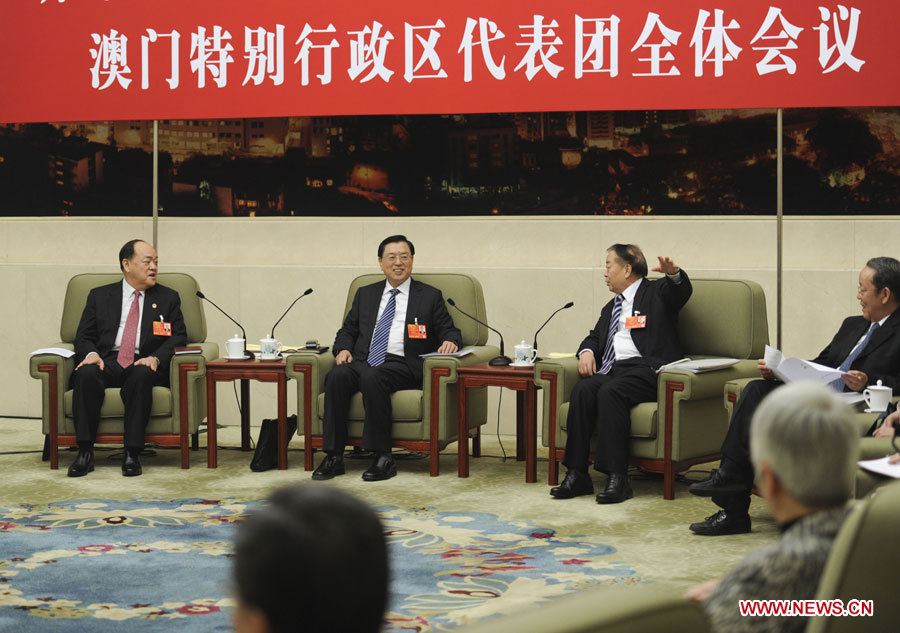 Des dirigeants et législateurs chinois discutent du rapport d'activité du gouvernement (3)