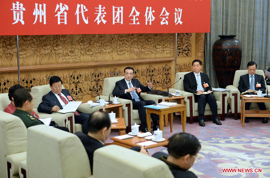 Des dirigeants et législateurs chinois discutent du rapport d'activité du gouvernement