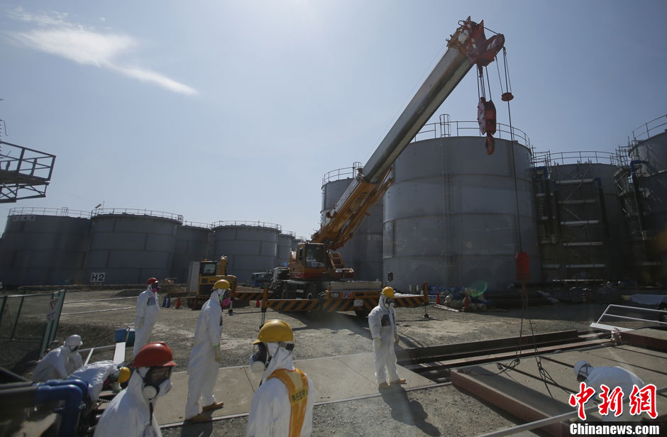 Photo de l'énorme réservoir de stockage d'eau contaminée de la centrale nucléaire Daiichi de Fukushima.