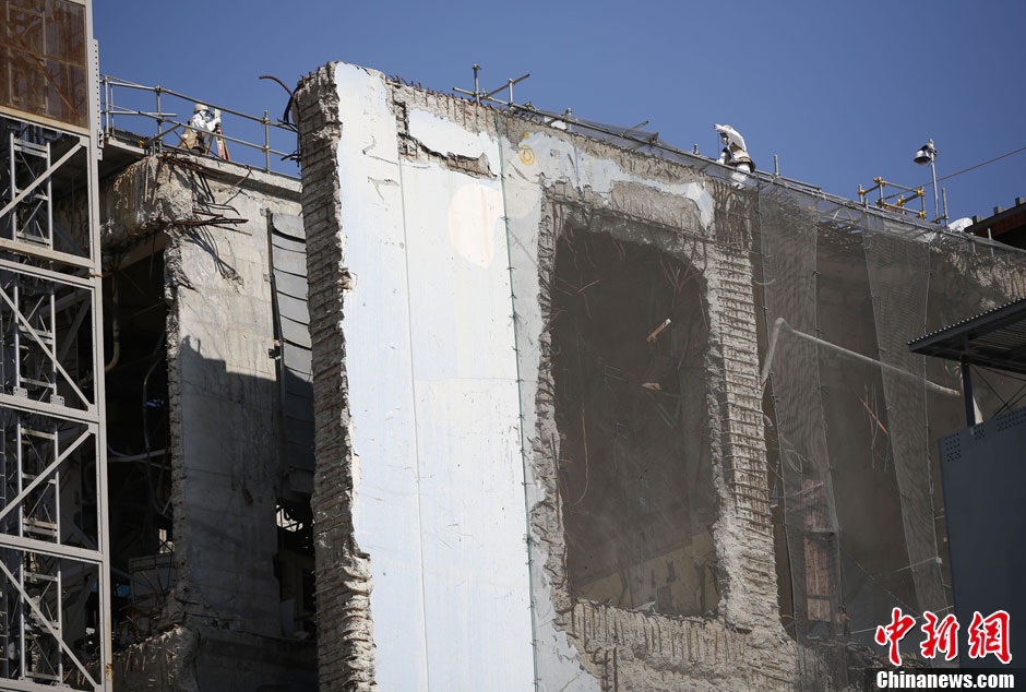Des ouvriers procèdent à des réparations. Le 15 mars 2011, l'explosion d'hydrogène s'est produite dans la partie supérieure du réacteur n°4.