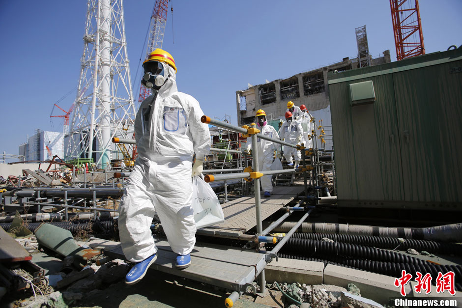 Sur la photo, le personnel la Tokyo Electric Power Company conduisent les journalistes pour une inspection du lieu d'entreposage des barres de combustible nucléaire, une piscine à combustible.
