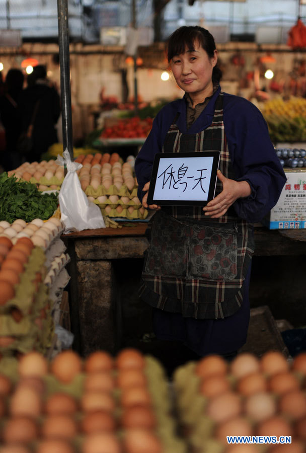 Mme Tang, âgée de 50 ans, une vendeuse indépendante travaillant presque tous les jours de 6h00 à 20h00, souhaite un jour de congé pour la Journée de la femme, à Nanchang, capitale de la province orientale du Jiangxi, en Chine, le 7 mars 2013.