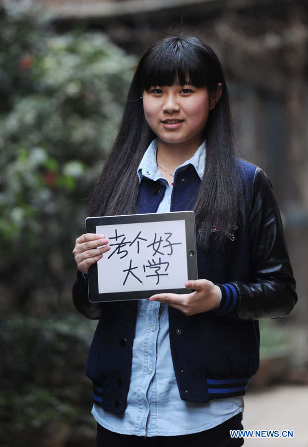 Mlle Xia, âgée de 18 ans, une lycéenne se préparant pour son examen d'entrée à l'université, souhaite un résultat satisfaisant pour la Journée de la femme, à Nanchang, capitale de la province orientale du Jiangxi, en Chine, le 7 mars 2013.