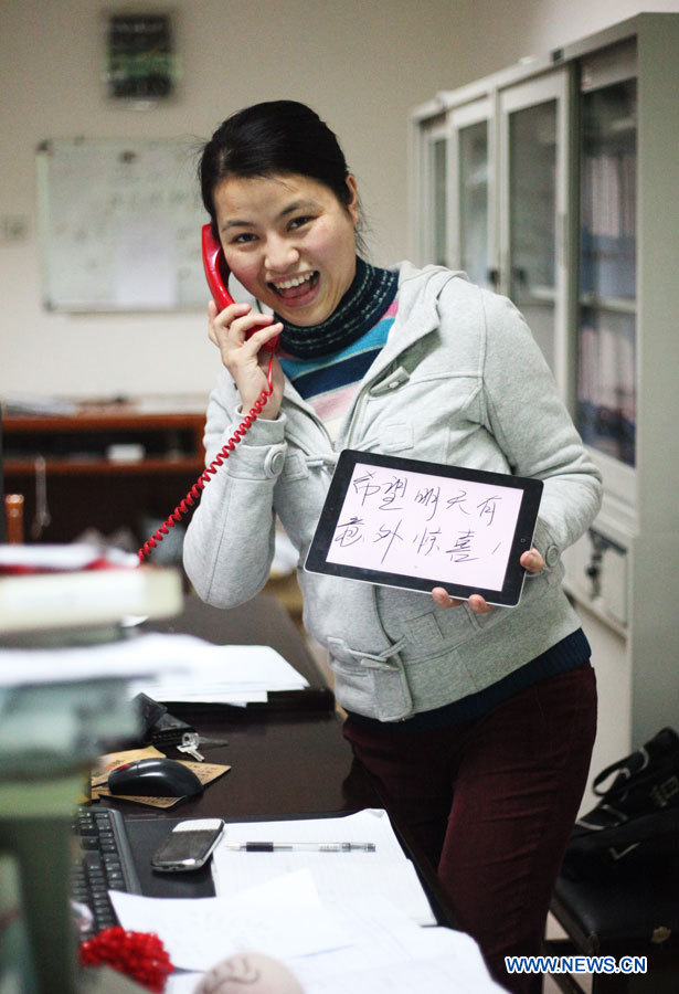 Mme Li, âgée de 31 ans, professeur d'université ayant une famille heureuse, souhaite une surprise de la part de son mari pour la Journée de la femme, à Nanchang, capitale de la province orientale du Jiangxi, en Chine, le 7 mars 2013.