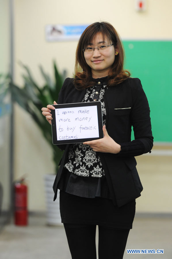 Mlle Li, âgée de 25 ans, travaillant dans une école d'enseignement des langues, souhaite un meilleur salaire pour acheter des vêtements pour la Journée de la femme, à Nanchang, capitale de la province orientale du Jiangxi, en Chine, le 7 mars 2013.