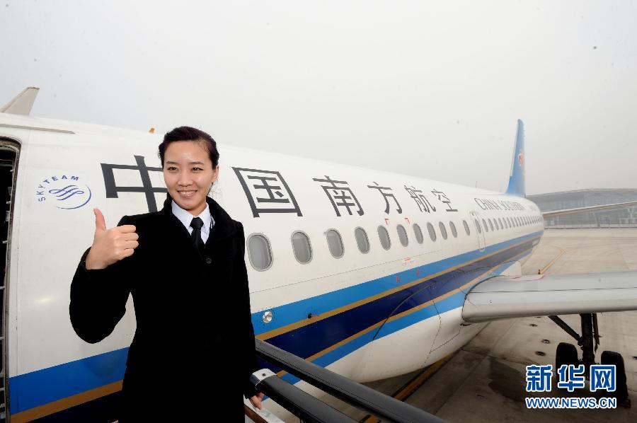 Le 7 mars, LI Ying devant l'avion.