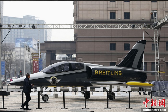 Beijing : un avion de combat à Wangfujing