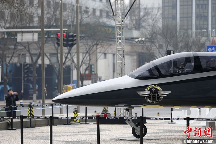 Beijing : un avion de combat à Wangfujing (2)