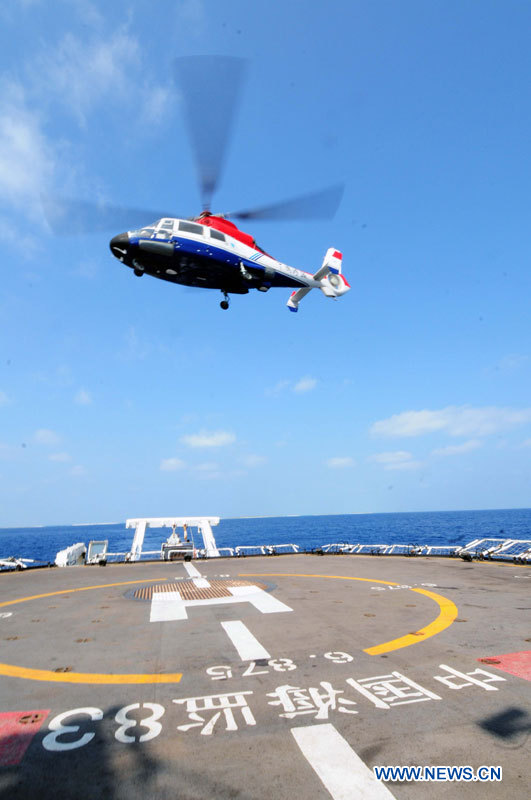 L'hélicoptère Haijian B-7103 décolle de la plate-forme d'un navire de surveillance maritime chinois en mer de Chine méridionale, le 10 mars 2013. Trois navires et un hélicoptère de la Surveillance maritime de Chine (SMC) ont commencé dimanche à patrouiller dans les eaux des îles Xisha en mer de Chine méridionale. Trois navires de la SMC, le Haijian 83, le Haijian 262 et le Haijian 263, ont quitté le port de la ville de Sansha à 09H00 et seront rejoints par le Haijian B-7103, a indiqué le chef de la mission, Zhang Weijian. (Photo : Wei Hua)