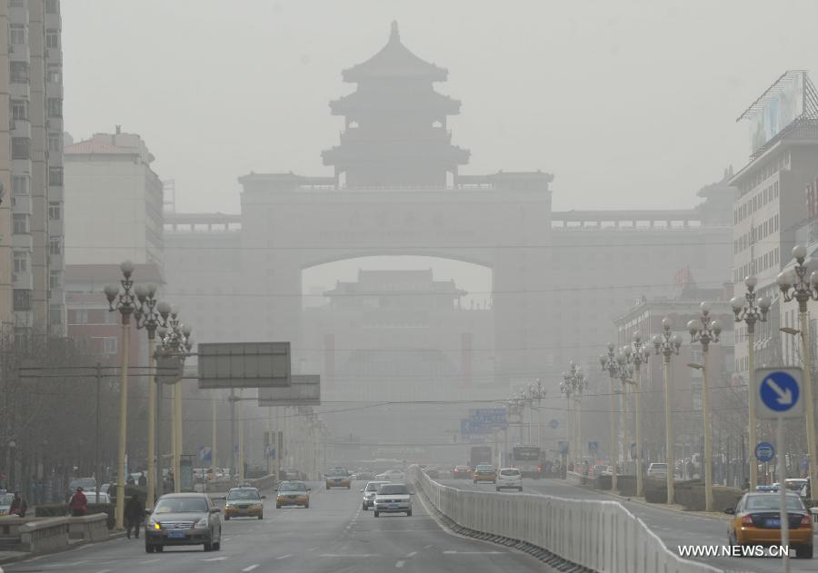 La Gare de l'Ouest de Beijing, la capitale chinoise, sous une tempête de sable, le 9 mars 2013. (Photo : Gong Lei)