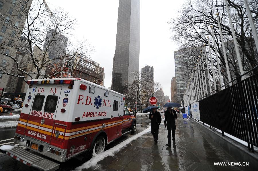 Une ambulance circule sous la neige à New York, aux Etats-Unis, le 8 mars 2013. La ville de New York a été frappée vendredi par une tempête de neige. (Photo : Niu Xiaolei)