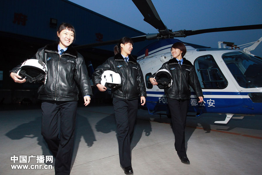 Présentation des premières femmes pilotes d'hélicoptères de la police de Beijing  (2)